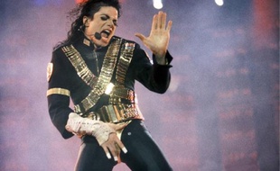 Sur Michael, la voix de Jackson s'accompagne de featurings de 50 Cent ou Lenny Kravitz.