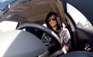 La militante Loujain al-Hathloul au bord d'une voiture