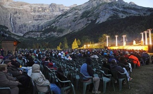 Le Festival de Gavarnie (Hautes-Pyrénées) programme cet été Le Cid dans son exceptionnel site classé qui met l'organisation face à un choix cornélien: rester dans le cirque et demeurer spectaculaire ou partir sous la pression de l'Unesco et perdre de sa superbe.