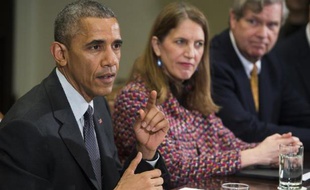 Le président Barack Obama et la secrétaire à la Santé et aux Services sociaux, Sylvia Mathews Burwell (C) présentent à Washington le 27 mars 2015 un plan d'action pour combattre le mauvais usage des antibiotiques