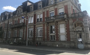 Plus d'une centaine de sans-abris occupent l'ancien siège de la brasserie Grüber à Strasbourg.