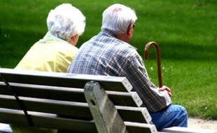 Personnes agées assises sur un banc.