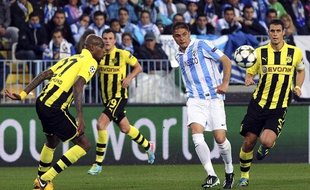 Joaquin (en blanc) de Malaga à la lutte avec des joueurs de Dortmund, le 3 avril 2013