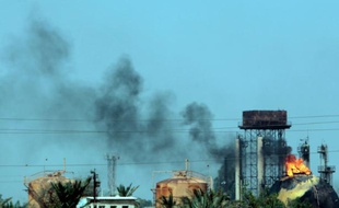 Des réservoirs de gaz en feu après une attaque dans la raffinerie de Taji (à 20 km au nord de Bagdad), le 15 mai 2016