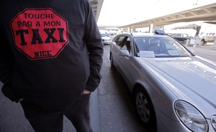 Un chauffeur de taxi à l'aéroport de Nice en janvier 2013.