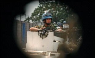 Après l'annonce de ces résultats, la situation était calme jeudi soir à Kinshasa, où Casques bleus de l'Onu et militaires la force européenne Eufor ont patrouillé toute la soirée.