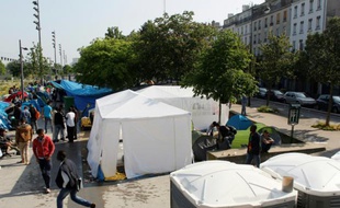 Des réfugiés dans un camp de fortune le 27 mai 2016 à Paris