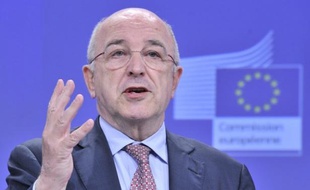 L'hésitation de Madrid sur une éventuelle demande d'aide globale est "très risquée", a estimé lundi le commissaire européen Joaquin Almunia, dans un entretien à l'AFP où il s'est montré confiant quant au respect du calendrier de mise en place de la supervision des banques européennes.