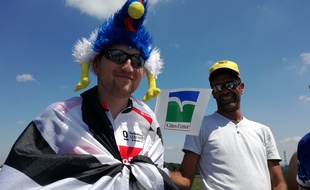 Alexandre, fan des Bleus, sur le bord des routes du Tour ce jeudi à Mûr-de-Bretagne.