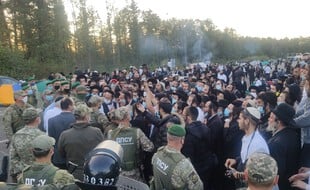 Des milliers de pèlerins juifs à la frontière entre la Biélorussie et l'Ukraine.