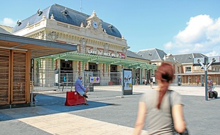 Sur l'esplanade de la gare, les deux kiosques sont en cours de finitions.