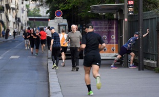 Des coureurs dans les rues de Paris le 11 avril 2020 alors que la France est confinée pour éviter la propagation du coronavirus.