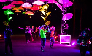 Pendant l'Electric Run le 20 juin 2015, les participants n'hésitaient pas à s'arrêter de courir pour danser.