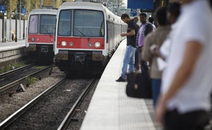 Illustration: un RER entre en gare.