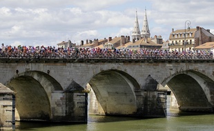 Photo d'illustration d'un pont au-dessus de la Saône, ici à Mâcon lors du Tour de France 2012.