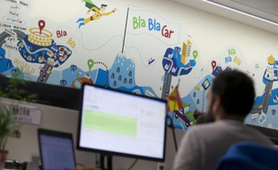 Des employés de Blablacar mettent en relation conducteurs et passagers, depuis les bureaux parisiens de l'entreprise le 17 avril 2015