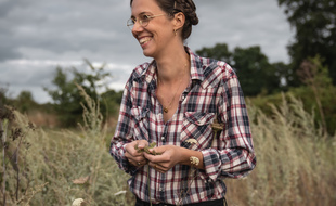 Installée depuis dix ans en Bretagne, Claire Desmares-Poirier lance un appel pour quitter la ville et rejoindre la campagne.