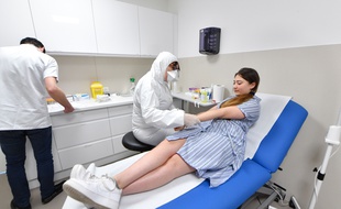 L'objectif du gouvernement est d'atteindre 700.000 tests par semaine, comme ici à Cannes où une femme se plie à un dépistage sérologique (photo d'illustration)