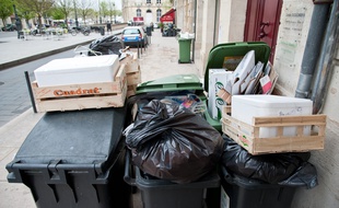 Bordeaux, 5 avril 2012. Poubelles entassees dans la rue a Bordeaux. - Photo : Sebastien Ortola