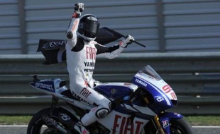 L'Espagnol Jorge Lorenzo (Yamaha) a remporté la course MotoGP du Grand Prix du Portugal devant son équipier Valentino Rossi et l'Italien Andrea Dovizioso, pilote officiel Honda, dimanche sur le circuit d'Estoril (ouest de Lisbonne).