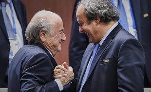 Le président de la Fifa Sepp Blatter avec son homologue de l'UEFA Michel Platini, le 29 mai 2015 à Zurich