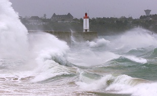 Illustration d'un coup de vent, ici sur la ville de Saint-Malo, en Ille-et-Vilaine.