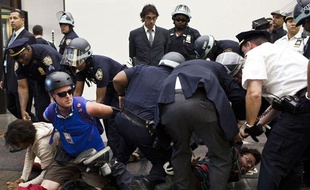 Des militants du mouvement Occupy Wall Street arrêtés à New York, le 17 septembre 2012.