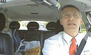 Capture d'écran de la vidéo du Premier ministre norvégien, Jens Stoltenberg, qui s'est improvisé chauffeur de taxi.