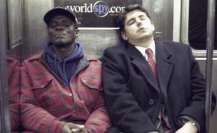 Deux hommes endormis dans le métro new-yorkais, à Manhattan, en décembre 1999.