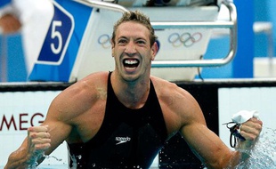 Alain Bernard
Des performances hallucinantes, un gendarme bien propre sur lui, Alain Bernard et ses épaules ont fait chaviré la France en remportant la médaille d’or olympique sur le 100m nage libre, la course en natation.