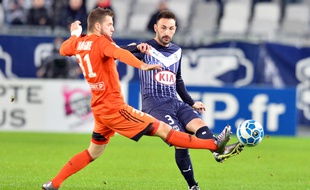 Diego Contento (à d.) face à Valentin Lavigne (à g.) lors d'un match entre les Girondins et Lorient disputé le 12 janvier 2016 à Bordeaux. AFP PHOTO / NICOLAS TUCAT