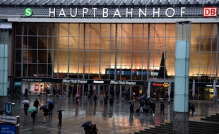 Cologne (Allemagne), le 11 janvier. Des Allemands passent devant la gare de Cologne où une vague d'agressions à eu lieu la nuit du Nouvel An.