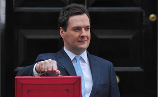 Le ministre des Finances britannique George Osborne le 20 mars 2013 devant le 11 Downing Street à Londres, avant de dévoiler le budget annuel du gouvernement au parlement
