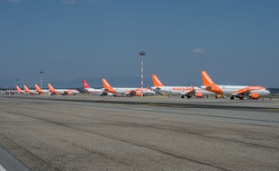 Des appareils de la compagnie Easy Jet à l'aéroport de Milan.