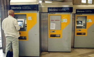 Des billeteries automatiques de la SNCF dans la gare de l'Est à Paris.