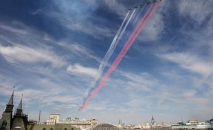 Des Sukhoi Su-25 paradent au dessus de la place Rouge à Moscou à l'occasion des 70 ans de la victoire sur l'Allemagne nazie, le 9 mai 2015