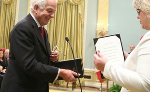 Le ministre de l'Immigration canadien, John McCallum (g), le 4 novembre 2015 à Ottawa