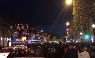 Le bus de PNL sur les Champs Elysées, vendredi 5 avril.