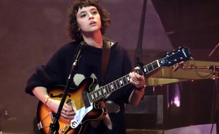 La chanteuse Pomme sur la scène du Café de la danse à Paris, en 2019.
