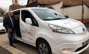 Le maire de Lingolsheim, Yves Bur, tout heureux de tester « flex'hop » mercredi au départ de Blaesheim.