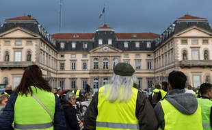 Des gilets jaunes devant la préfecture de la Haute-Loire, quelques semaines avant l'incendie. (archives)