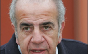 L'architecte-urbaniste Roland Castro, 64 ans, fondateur du Mouvement de l'utopie concrète, veut lui défendre un "projet de société" pour sortir la France du "désastre tribal".