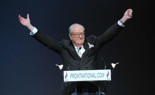 Jean-Marie Le Pen lors de son dernier discours en tant que président du FN, à Tours, le 15 janvier 2011.