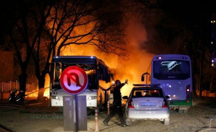 Un policier sur les lieux d'une explosion visant des véhicules militaires à Ankara, le 17 février 2016