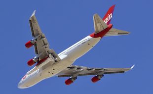 La fusée de Virgin Orbit, baptisée LauncherOne, fixée sous l'aile du Boeing 747 « Cosmic Girl », le 17 janvier 2021.