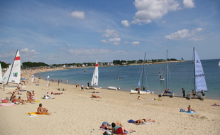 Illustration d'une plage en Bretagne, ici à Bénodet, dans le Finistère.