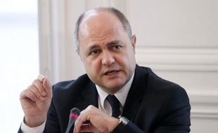 Le chef du groupe socialiste à l'Assemblée nationale, Bruno Le Roux, a dénoncé lundi sur France 2, visant l'opposition, ceux qui cherchent à se présenter comme des "parangons de vertu" dans le sillage de l'affaire Cahuzac.