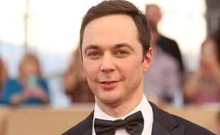 Jim Parsons, de The Big Bang Theory sera narrateur du spin-off Young Sheldon