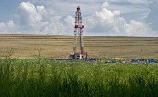 Une foreuse sur un site d'exploitation de gaz de schiste en Roumanie
