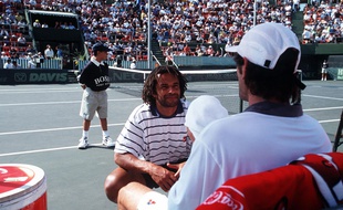 Yannick Noah avec Cédric Pioline en Israël, lors de la Coupe Davis en 1996.